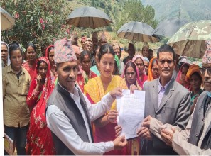 छुटेकालाइ परिचयपत्र दिन माग गर्दैै जिल्ला हलिया मुक्ती समाज बैतडीले बुझायो पालिकाहरुलाइ  ज्ञापन पत्र 